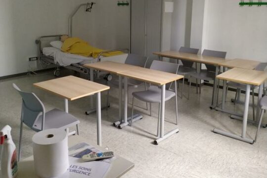 Une salle d'ateliers pratiques